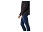 Schwarze Softshelljacke mit roten Reißverschlüssen und dunkelblauer Jeans