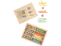 Holz-Lernbox mit Zählstäbchen, nummerierten Plättchen und mathematischen Symbolen.