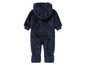 Ein dunkelblauer Baby-Overall mit Kapuze aus Fleece.