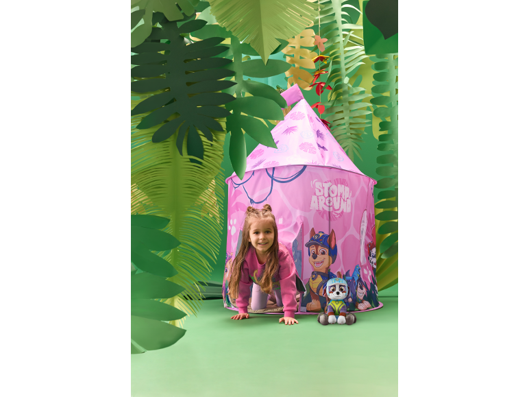 Mädchen spielt in rosa Spielzelt in Dschungel-Zimmer mit Plüschtier.