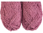 Nahaufnahme von zwei flauschigen rosa Hausschuhen mit einer strukturierten, lockigen Oberfläche.