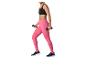 Frau in schwarzem Sport-BH und pinker Leggings mit Hanteln.
