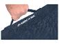 Eine Hand hält eine blaue, faltbare Tasche fest.