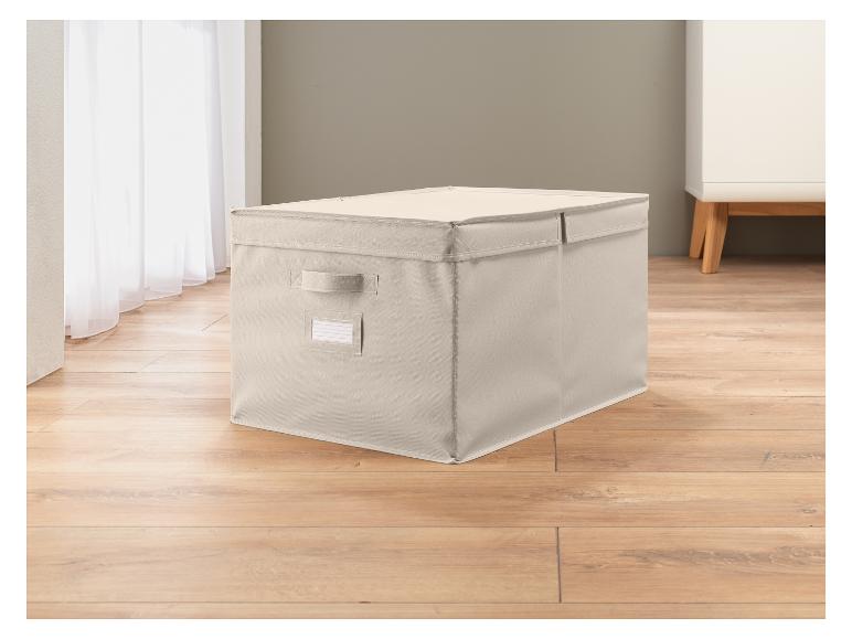 Eine beige Aufbewahrungsbox auf einem Holzboden.