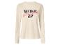 Beiges Langarm-T-Shirt mit dem Text „WOKE gorgeous UP“ in Schwarz und Pink.