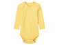 Ein gelber Baby-Body mit langen Ärmeln.