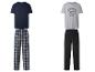 Zwei Herren-Pyjama-Sets: eines marineblau mit karierter Hose und eines grau mit schwarzer Hose.