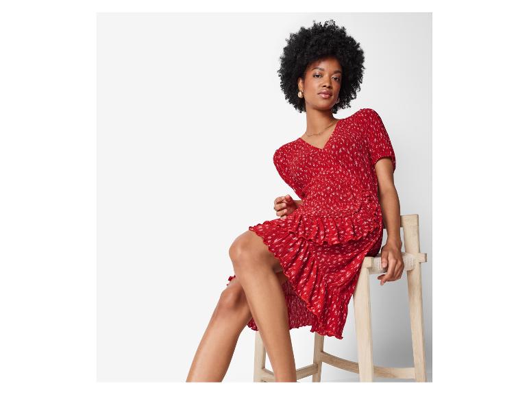 Rotes, geblümtes Plisseekleid im Boho-Stil.