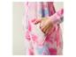 Ein rosa Fleece-Overall mit Tie-Dye-Muster.