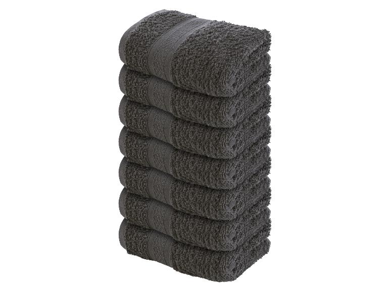Ein Stapel dunkelgrauer Handtücher.