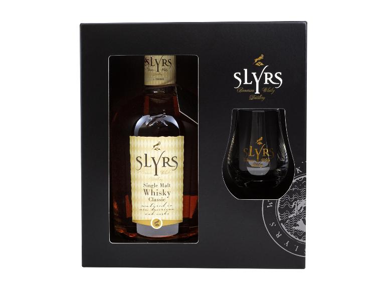 SLYRS Single Malt Whisky Classic Geschenkset mit Flasche und Glas.