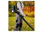 Ein Mann mit einem Rücken-Laubbläser im Herbst.