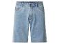 Hellblaue Jeans-Shorts mit Taschen und Metallknöpfen.