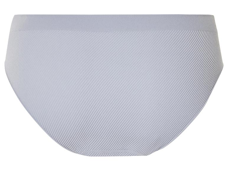 Hellblaue, gerippte Damen-Unterhose.