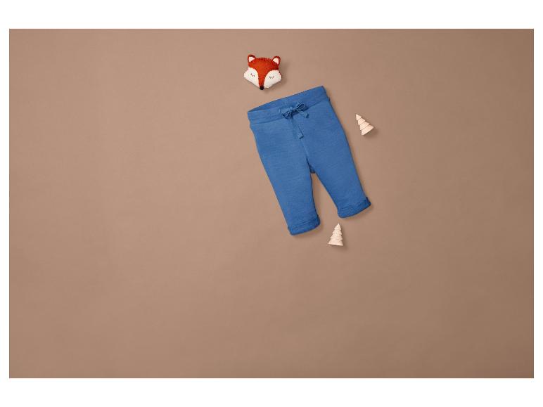 Blaue Hose mit einem Fuchs und Holzbäumen