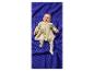 Glückliches Baby in beigem Kleid und weißer Strumpfhose auf einer blauen Waffeldecke.