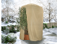 Winterschutz für Pflanzen in einem verschneiten Garten