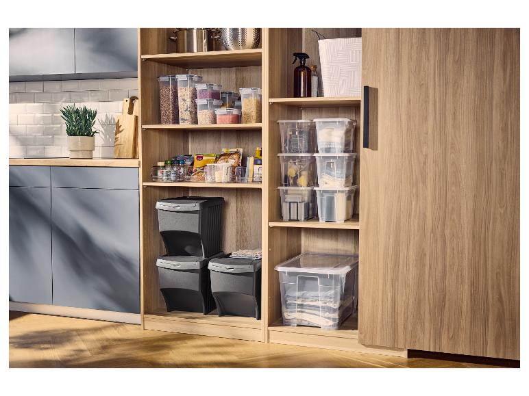 Küchenschrank mit Lebensmittelbehältern und Mülleimern.