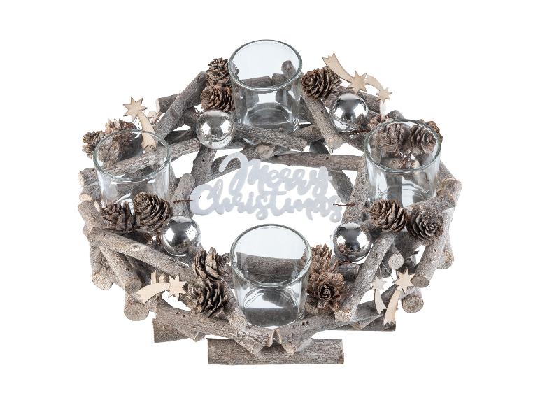 Weihnachtskranz aus Holzästen mit vier Glasbehältern, Tannenzapfen, silbernen Kugeln und einem „Merry Christmas“-Schild.