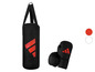 Ein Adidas Boxsack und Boxhandschuhe.