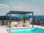 Eine moderne Pergola mit Lounge-Möbeln und Pool.