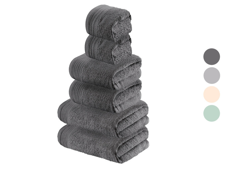 Stapel grauer Handtücher