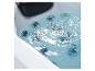 Detailansicht eines Whirlpools mit Wasserstrahlen und sprudelndem Wasser.