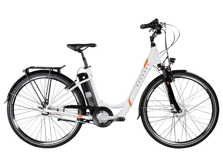 Weißes Zündapp E-Bike mit orangefarbenen Akzenten und Gepäckträger.