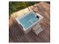 HOME DELUXE Outdoor-Whirlpool Nimbus Deluxe auf einer Holzterrasse mit Treppe.