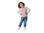 Mädchen in rosa-weißer Jacke mit einem 'B' und blauen Jeans, posiert mit Händen in den Hüften.