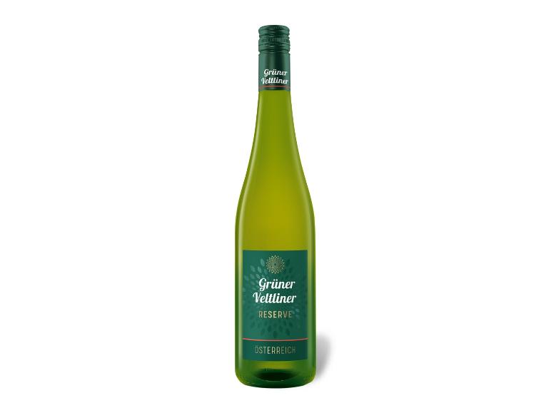 Grüne Flasche Grüner Veltliner Reserve Wein mit grünem Etikett und Goldakzenten.