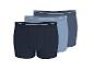 Drei Herren-Boxershorts in Blautönen, diagonal angeordnet.