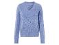 Ein hellblauer Strickpullover mit V-Ausschnitt und Lochmuster.