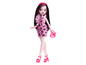 Eine rosafarbene Monster High Puppe mit einem Herzchenkleid und einer rosa Tasche.