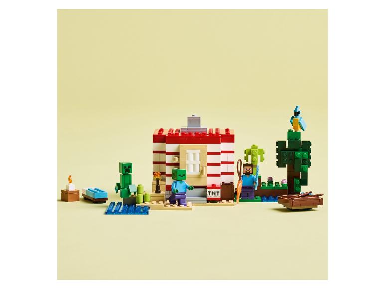 Spielzeugset mit Haus, Figuren, Bäumen und Boot auf hellgelbem Hintergrund.