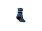 Blauer Socken mit schwarzen und weißen Streifen, einem roten Design und dem Text „23-26“.