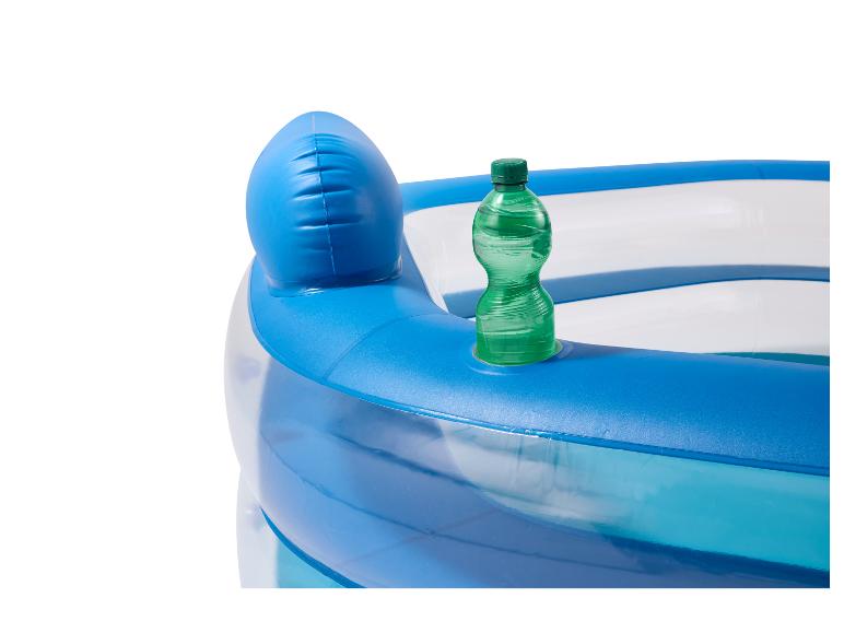 Aufblasbarer Pool mit einer grünen Flasche in einem integrierten Getränkehalter.