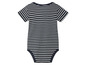 Ein gestreiftes Baby-Bodysuit mit kurzen Ärmeln.