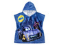 Ein blauer Bademantel mit Kapuze mit Batman-Auto und -Figuren.