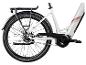 Hinterer Teil eines weißen E-Bikes mit Gepäckträger, Schutzblech und Pedalen.
