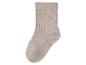Eine hellbeige Socke mit gerippter Textur