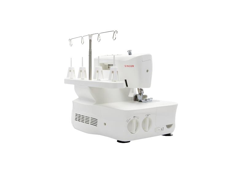 Weiße SINGER Overlock-Nähmaschine mit Garnhaltern und Bedienknöpfen.