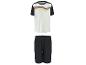 Weißes T-Shirt mit farbigen Streifen und schwarze Shorts.