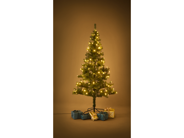 Ein vorbeleuchteter künstlicher Weihnachtsbaum mit Geschenken in Gold- und Türkispapier an seiner Basis.