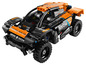 Ein orangefarbenes und schwarzes LEGO Technic Rennfahrzeug mit verschiedenen Sponsoren.