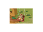 Spielzeug-Eichhörnchen auf einer roten Schaukel, mit Baumhaus und grünem Rasen im Hintergrund.