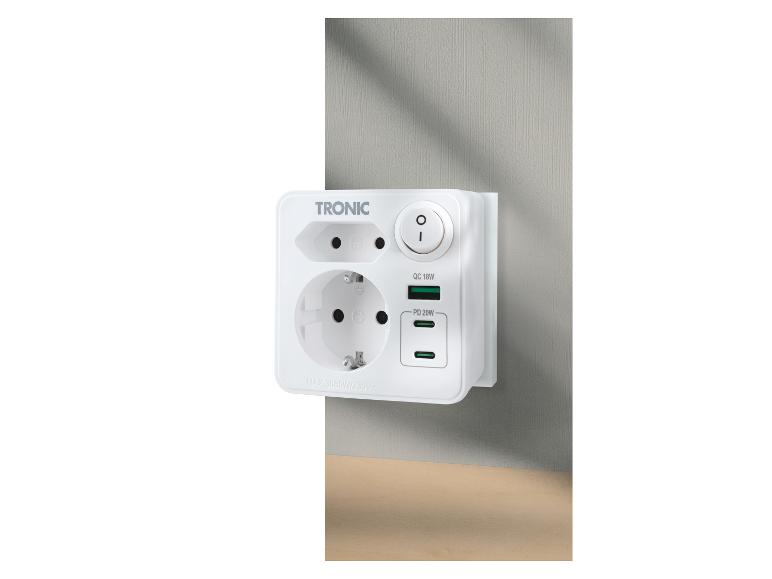 Weiße Steckdosenleiste mit zwei Steckdosen, einem Schalter und zwei USB-Anschlüssen, an einer Wand.