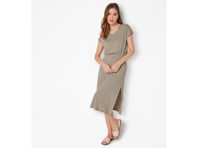 Midi-Kleid und Sandalen: feminine und legere Mode.