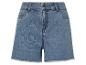 Modische Jeans-Shorts mit ausgefransten Säumen.