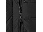 Nahaufnahme einer schwarzen Steppjacke mit Doppelreißverschluss und Druckknopf.